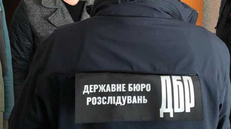 На Одещині поліцейські взяли хабар у вигляді тактичного взуття та одягу