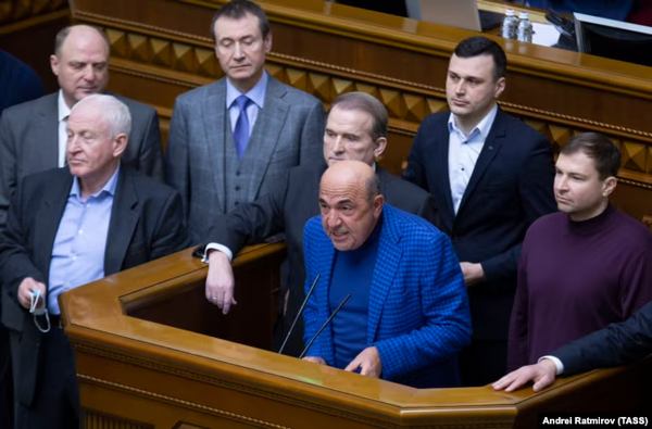 Екслідери ОПЗЖ Вадим Рабінович (у центрі) та Віктор Медведчук втратили депутатські повноваження разом із громадянством України