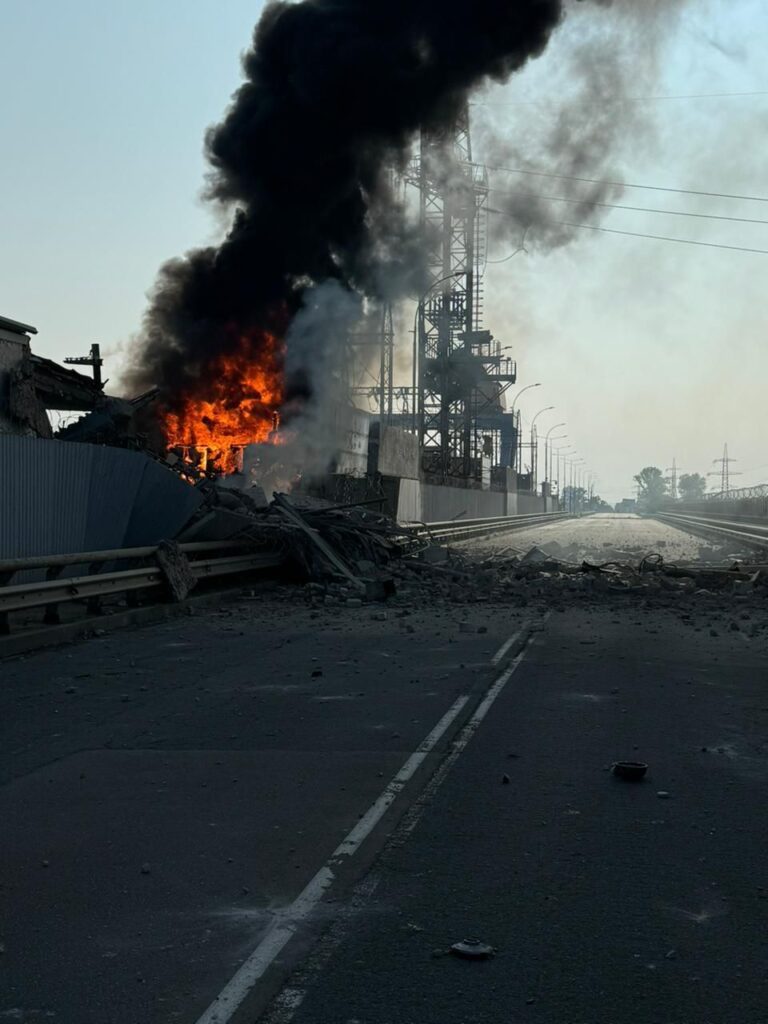 Фото та відео удару по Київській ГЕС: загрози прориву греблі немає