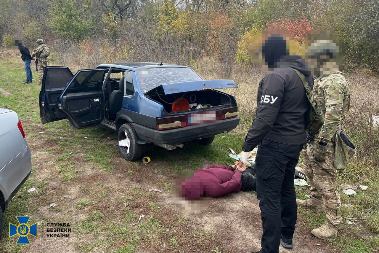 СБУ та Нацполіція затримали 5-х ділків, які хотіли налагодити нелегальний продаж «трофейної» зброї в Україні