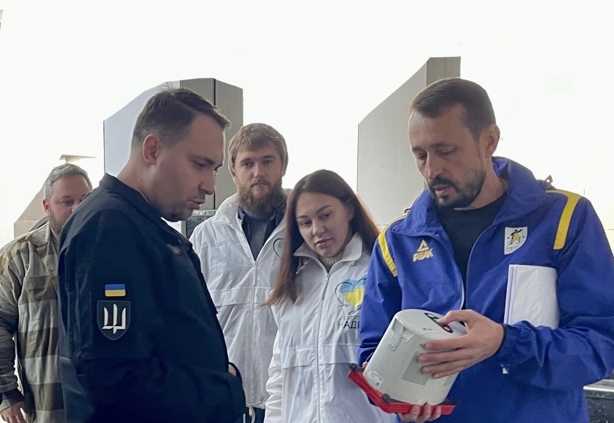 Рятують життя: Валерій Дубіль, Віта Присяжнюк, Євген Довбня, БФ «Надія» та «Епіцентр» доставили 5 апаратів Easy Pulse до стабпунктів Куп’янська і Покровська