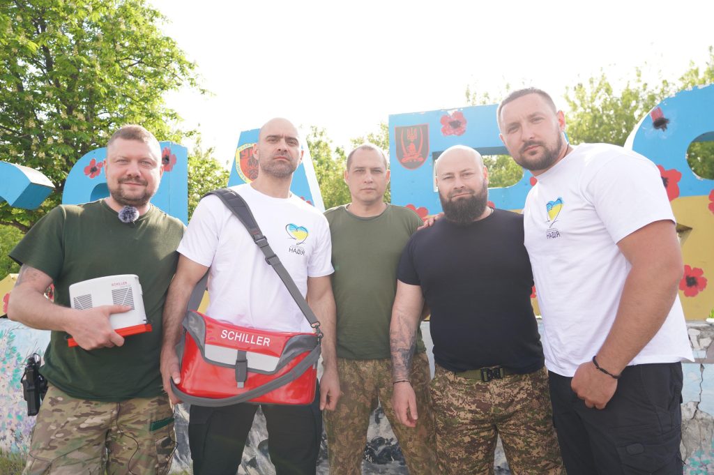 Валерій Дубіль з командою БФ молодіжної ініціативи «Надія» передали підрозділу на Донеччині сучасне медичне обладнання 2 Валерій Дубіль з командою БФ молодіжної ініціативи «Надія» передали підрозділу на Донеччині сучасне медичне обладнання