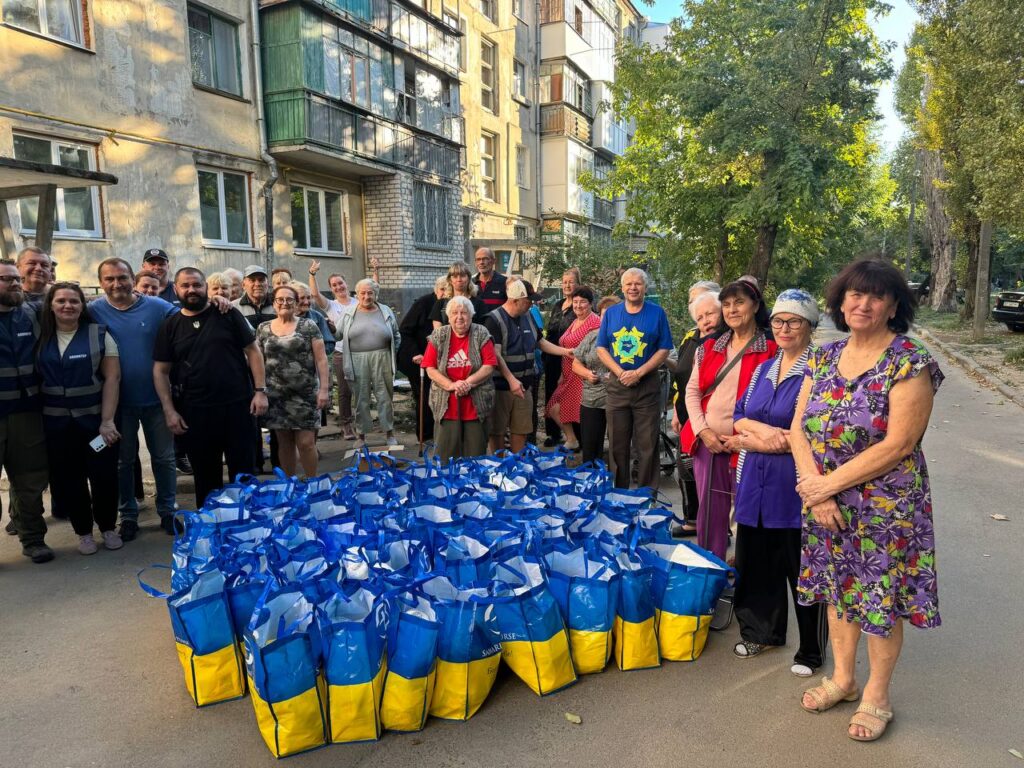 Фонд "Куємо перемогу разом" з початку війни передав 150 тисяч продуктових наборів 2 Фонд "Куємо перемогу разом" з початку війни передав 150 тисяч продуктових наборів