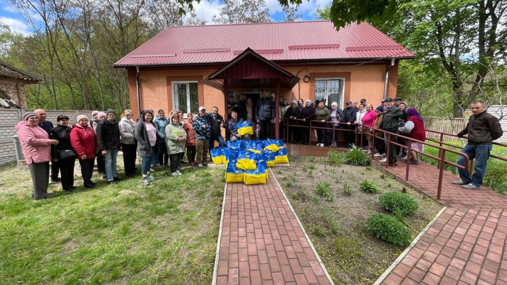 Фонд "Куємо перемогу разом" з початку війни передав 150 тисяч продуктових наборів 5 Фонд "Куємо перемогу разом" з початку війни передав 150 тисяч продуктових наборів