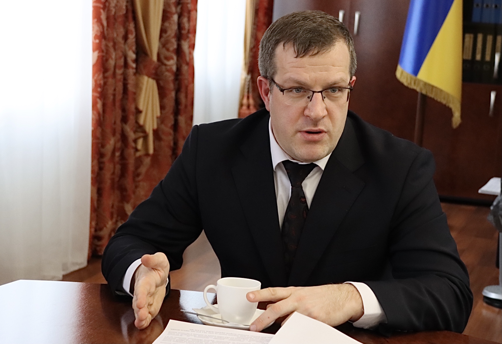 Екскерівник Хмельницької обласної прокуратури Олексій Олійник будує дачу, користується автівкою родича депутатів і приховує вартість свого майна. А його дружина звільнилась з прокуратури та влаштувалась до ТЦК