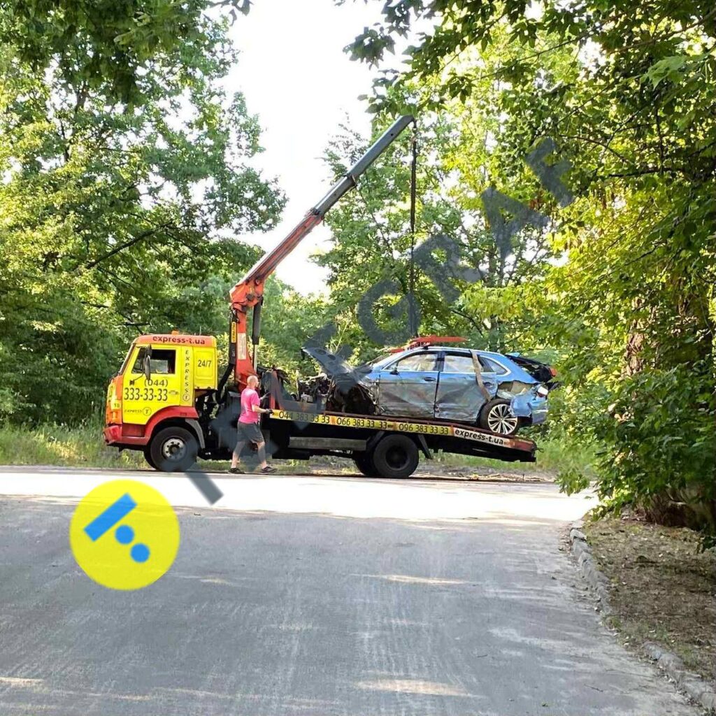 У Києві пʼяний бізнесмен Сергій Надєєв вщент розбив Bentley Bentayga 2 У Києві пʼяний бізнесмен Сергій Надєєв вщент розбив Bentley Bentayga