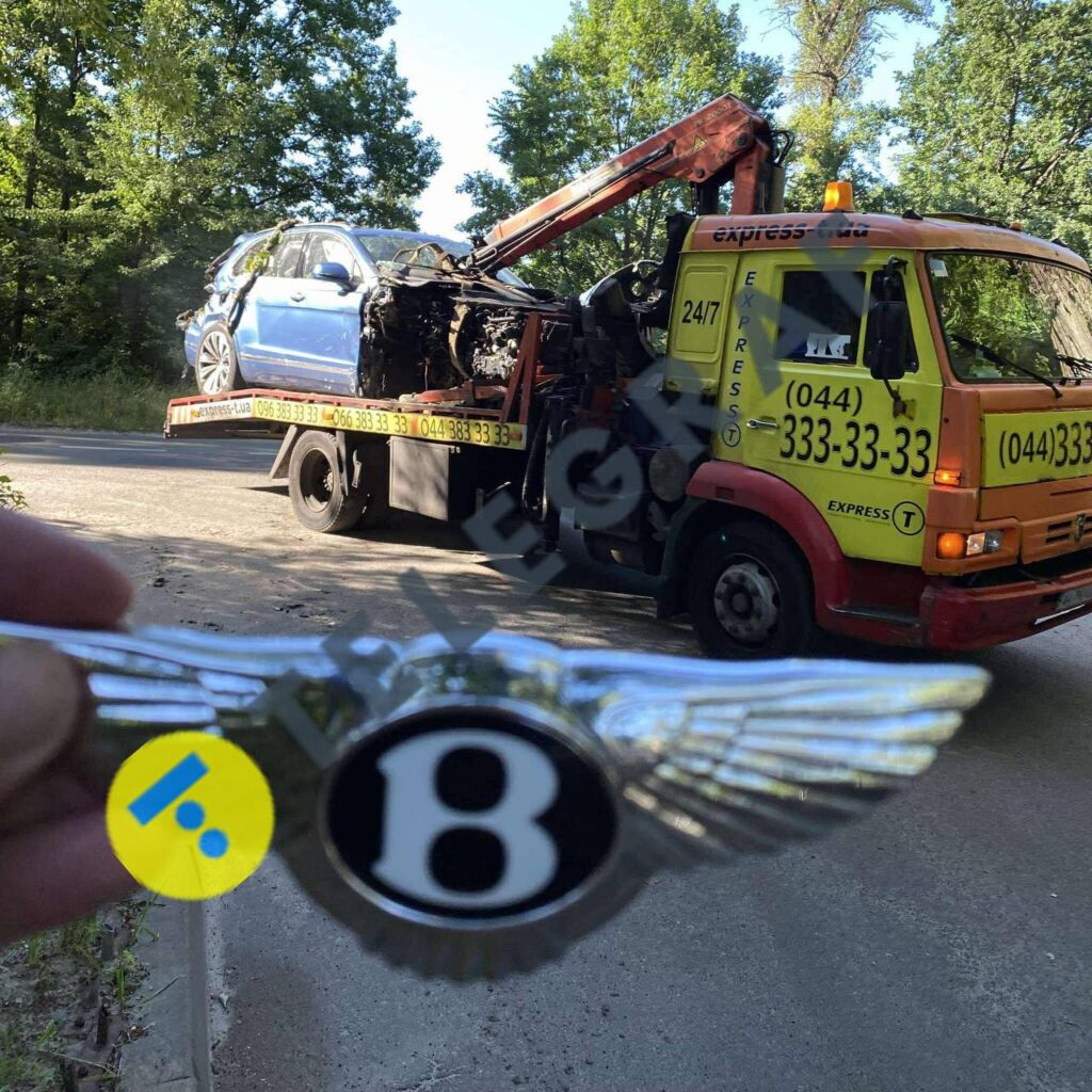 У Києві пʼяний бізнесмен Сергій Надєєв вщент розбив Bentley Bentayga 3 У Києві пʼяний бізнесмен Сергій Надєєв вщент розбив Bentley Bentayga