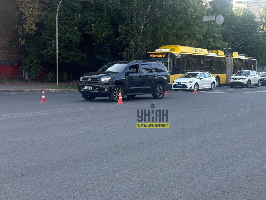 У Києві блогера та активіста Дениса Кошельника затримали після п'яної ДТП та спроби втечі від поліції 3 У Києві блогера та активіста Дениса Кошельника затримали після п'яної ДТП та спроби втечі від поліції