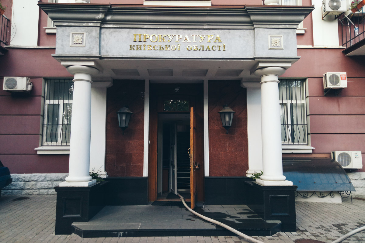 Прокурор Юрій Чубаров оформлює майно на родичів, а його безробітна дружина втекла до Німеччини та отримує там мільйонні соцвиплати