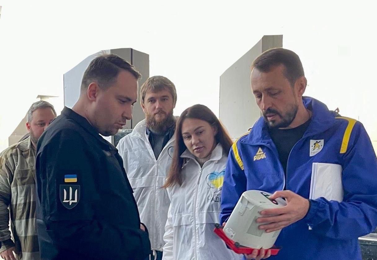 250 апаратів EasyPulse від фонду «Надія» та Валерія Дубіля вже на фронті: техніка, яка рятує життя