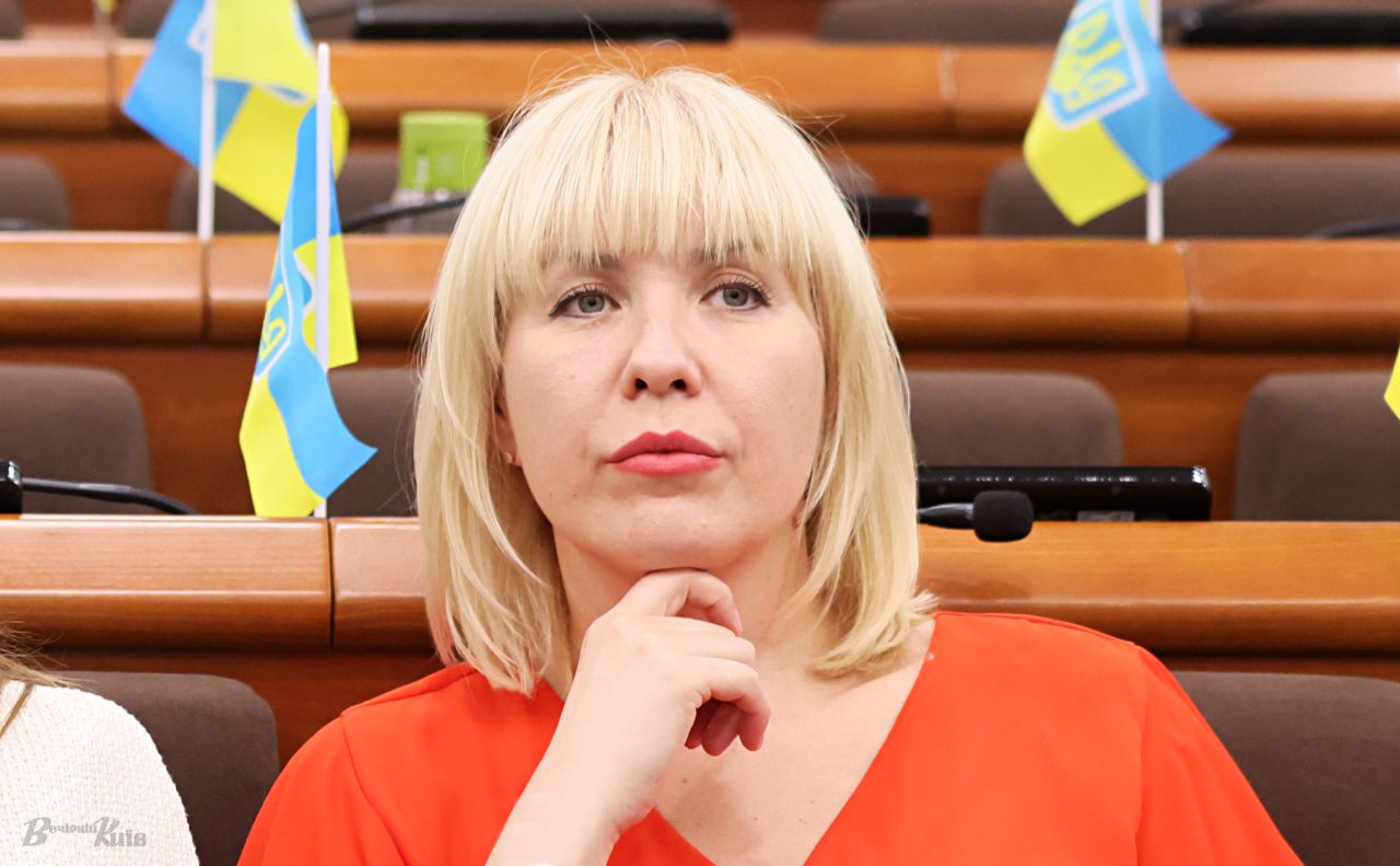Столична депутатка Мирослава Смірнова у День жалоби танцювала та курила айкоси в ресторані під Києвом. Нею зацікавились правоохоронці, а кияни вимають її звільнення