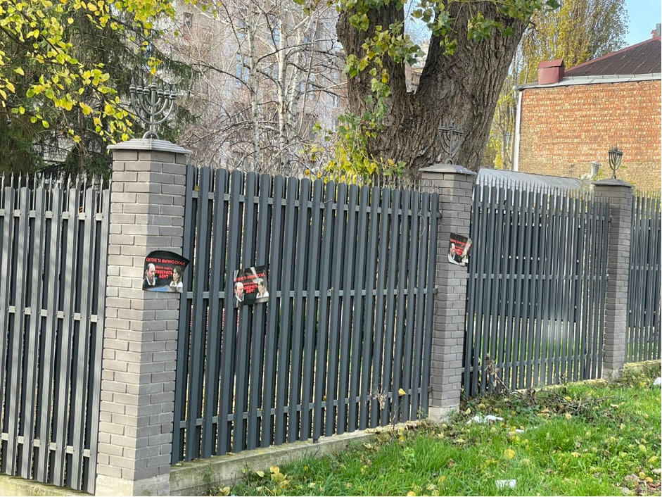 Вулиці столиці рясніють білбордами та наліпками: Євгене та Марино Сігал, майте совість, поверніть борг