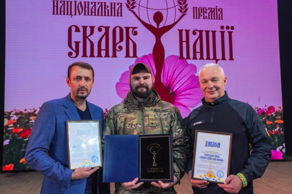 Благодійний фонд молодіжної ініціативи «Надія» — лауреат Національної премії «Скарб Нації»: нагороду отримали Євген Хмара і Віта Присяжнюк 3 Благодійний фонд молодіжної ініціативи «Надія» — лауреат Національної премії «Скарб Нації»: нагороду отримали Євген Хмара і Віта Присяжнюк