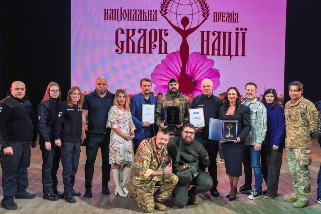 Благодійний фонд молодіжної ініціативи «Надія» — лауреат Національної премії «Скарб Нації»: нагороду отримали Євген Хмара і Віта Присяжнюк 4 Благодійний фонд молодіжної ініціативи «Надія» — лауреат Національної премії «Скарб Нації»: нагороду отримали Євген Хмара і Віта Присяжнюк