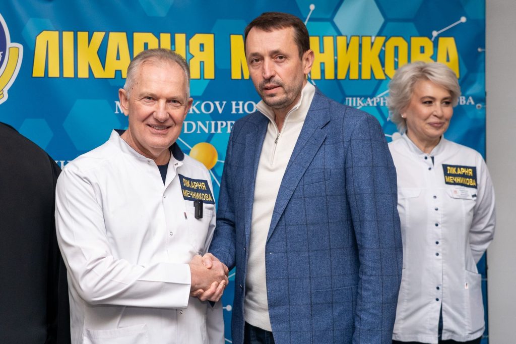 Фонд «Надія» та Валерій Дубіль отримали високу відзнаку лікарні Мечникова за внесок у порятунок життів